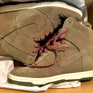 Nike 
Dunk Shy Hi
Olive